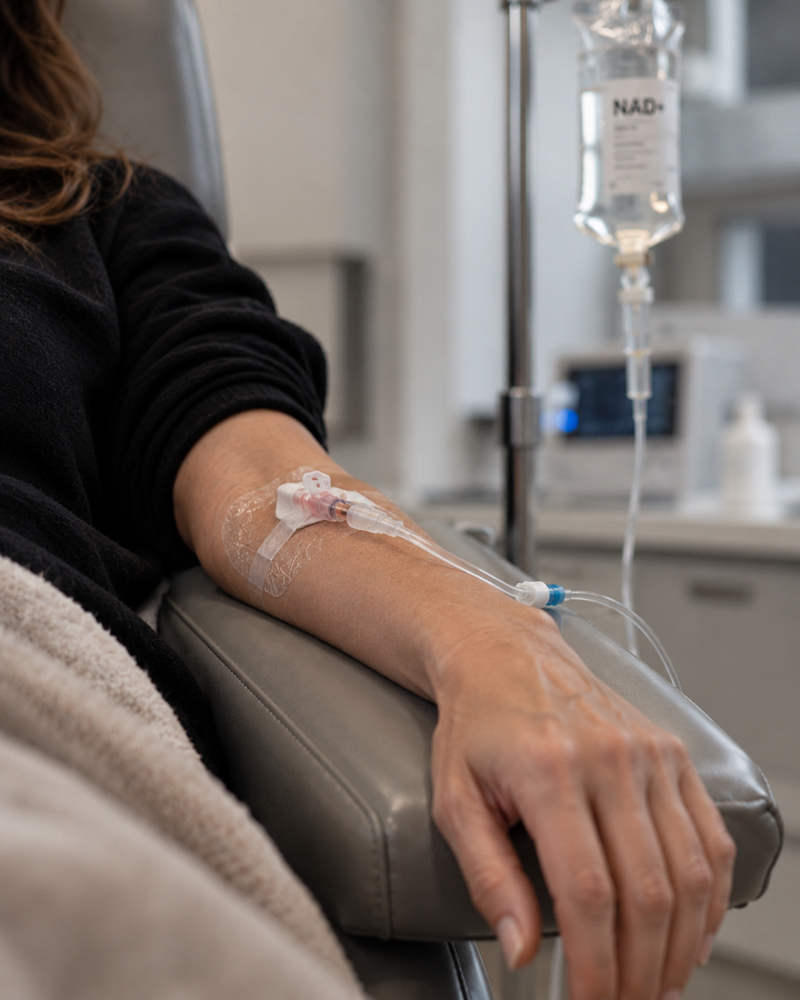 Anschluss einer NAD+ Infusion im PDB Aesthetic Room Wiesbaden