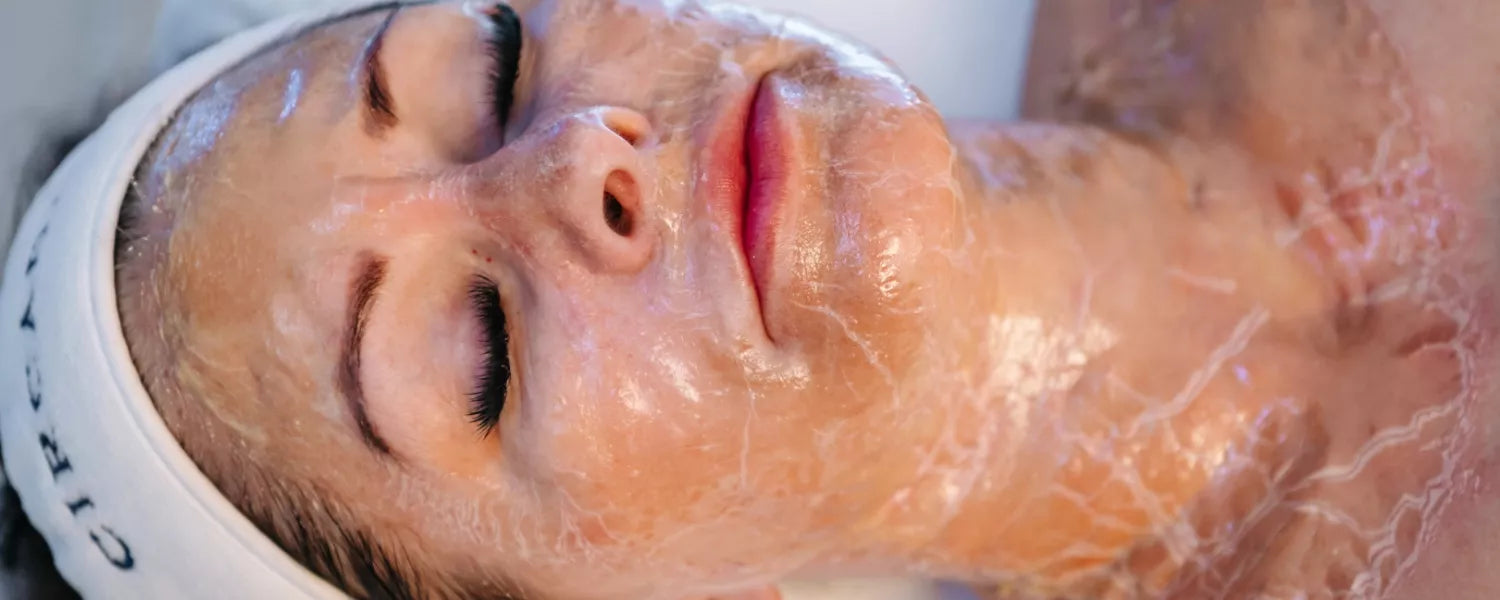 Professionelle Circadia Firming Peptide Mask Behandlung mit aufgetragener Maske im PDB Aesthetic Room Wiesbaden