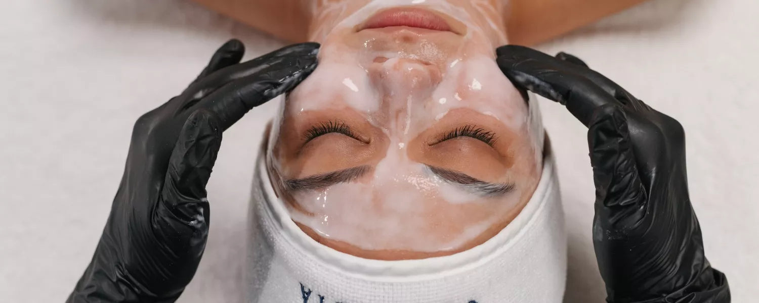 Professionelle Oxygen RX Gesichtsbehandlung mit aufgetragener Aktivmaske im PDB Aesthetic Room Wiesbaden