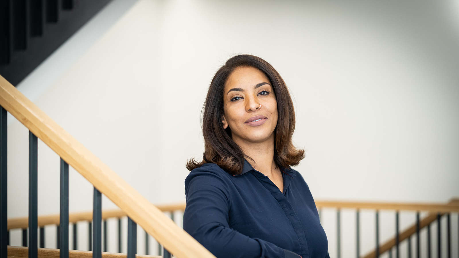 Dr. Wafa Ahmed auf einer Treppe